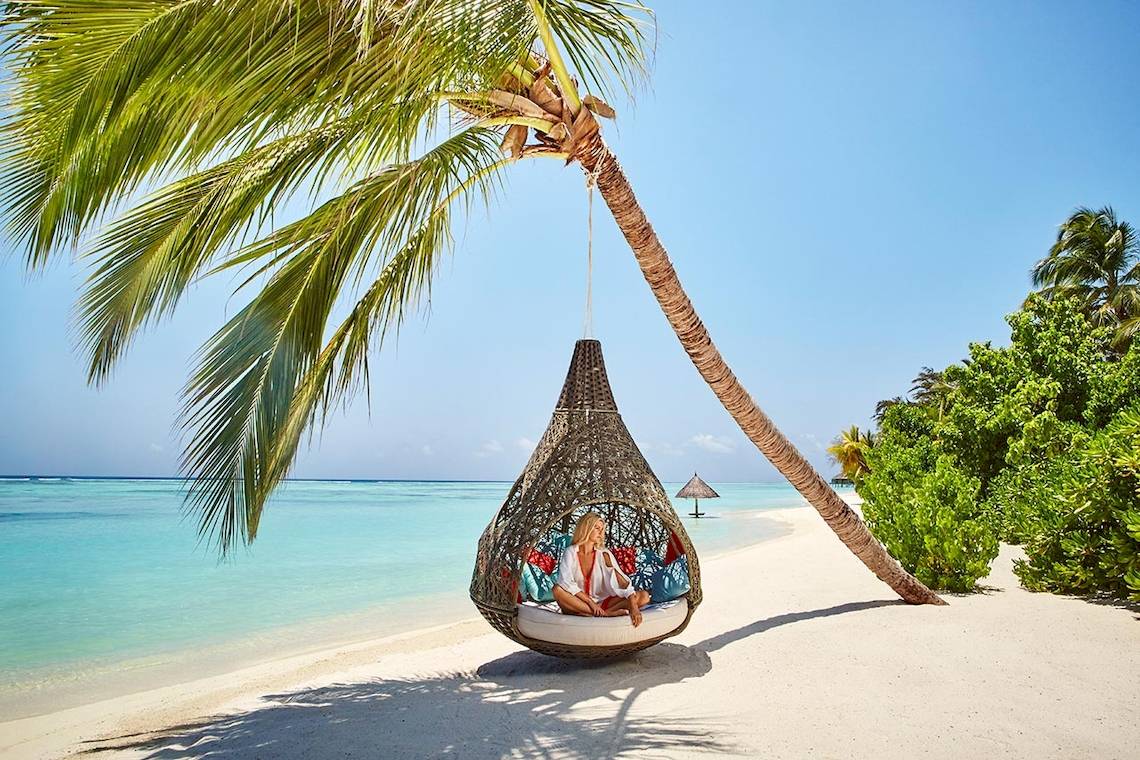 Frau in einer Wiege am Strand des LUX South Ari Atoll