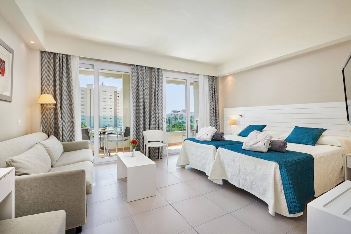 Zimmer im Hipotels Said Hotel mit Blick auf den Balkon und Meer