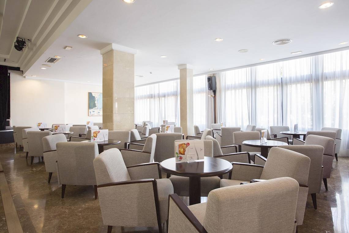 Innenbereich des Hipotels Said Hotels mit vielen Stühlen und Tischen.