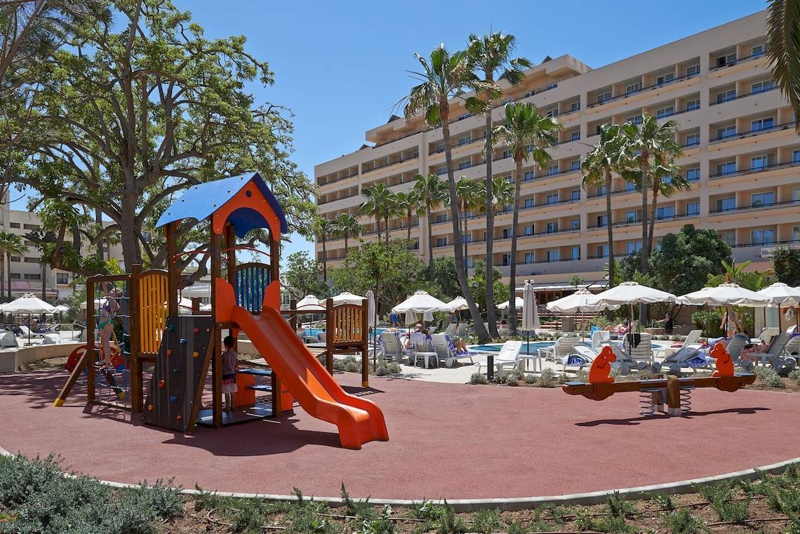 Kinderspielplatz vor dem Hipotels Said Hotel mit Rutsche und Klettergerüst.