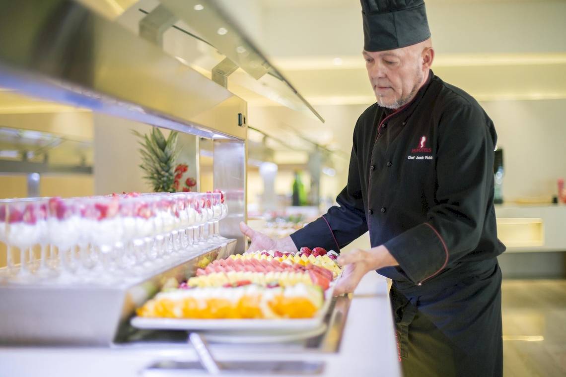 Koch bei Hipotels Said Hotel stellt eine Obstplatte her.