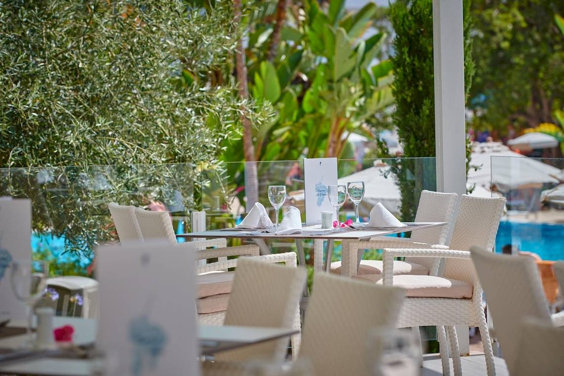 Gartentisch im Hipotels Said Hotel mit Tischkarten und Getränken, Blick auf den Pool
