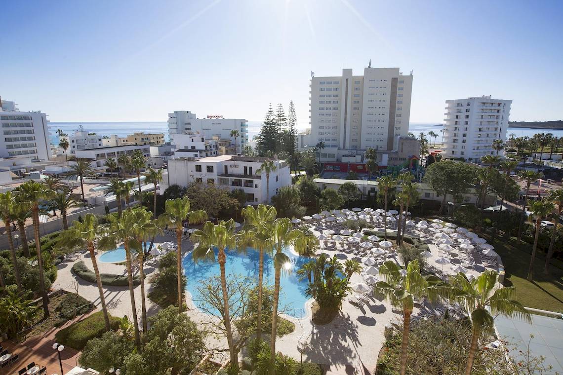 Luftaufnahme des Hipotels Said Hotels mit Swimmingpool und Sonnenliegen