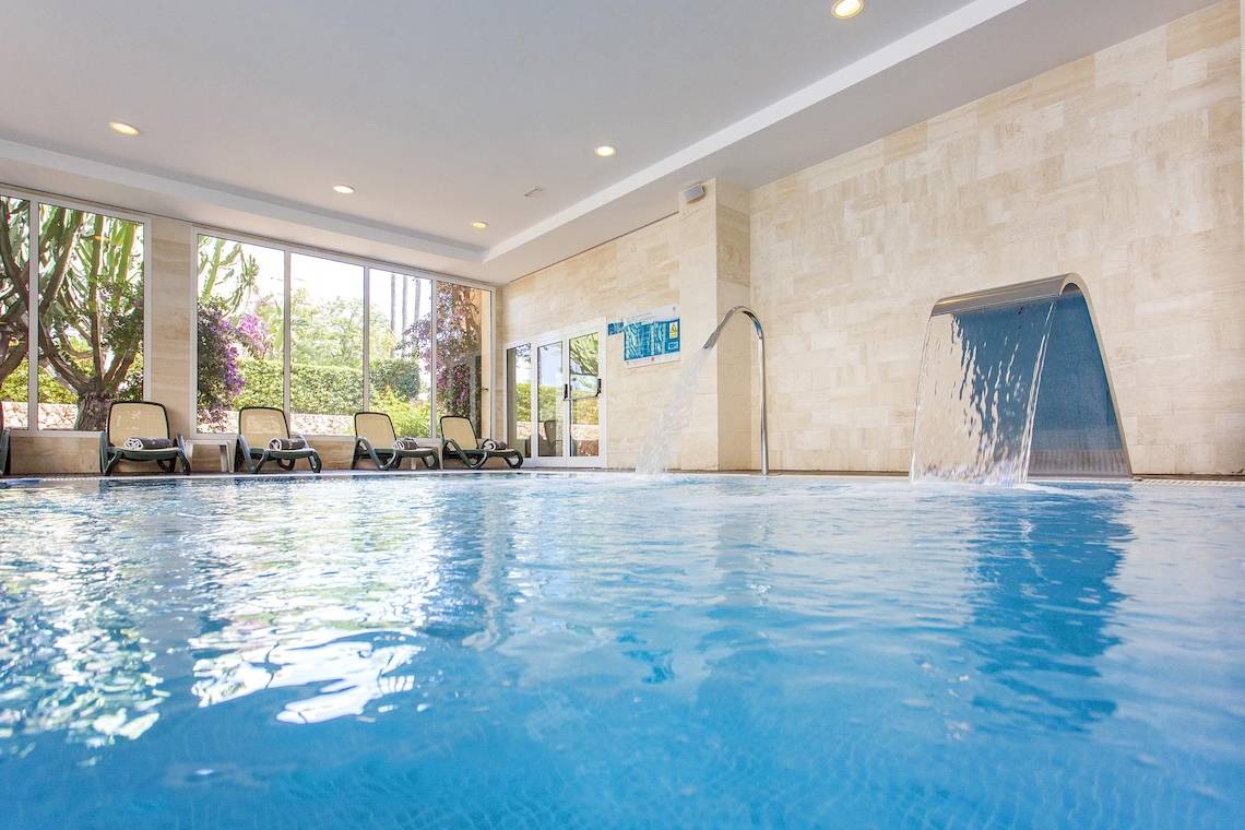 Innenpool im Hipotels Said Hotel mit Wasserfall und Sonnenliegen