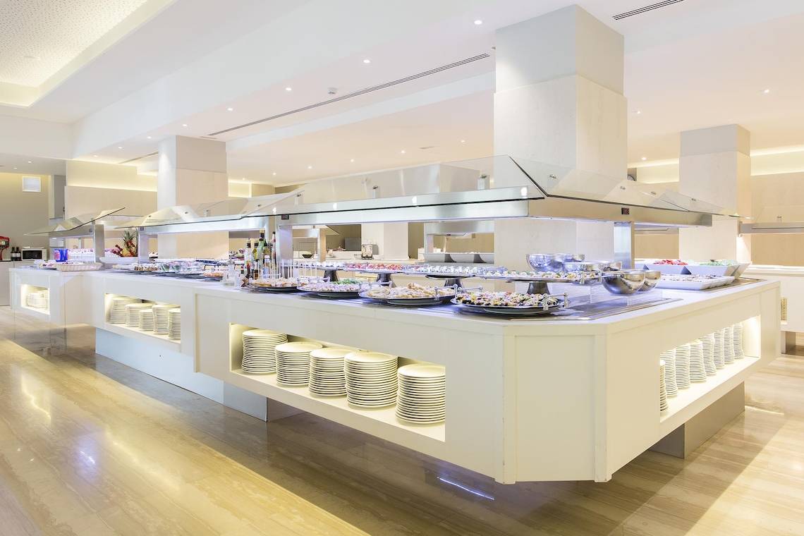 Buffetbereich im Hipotels Said Hotel mit vielen Speisen und Tellern.