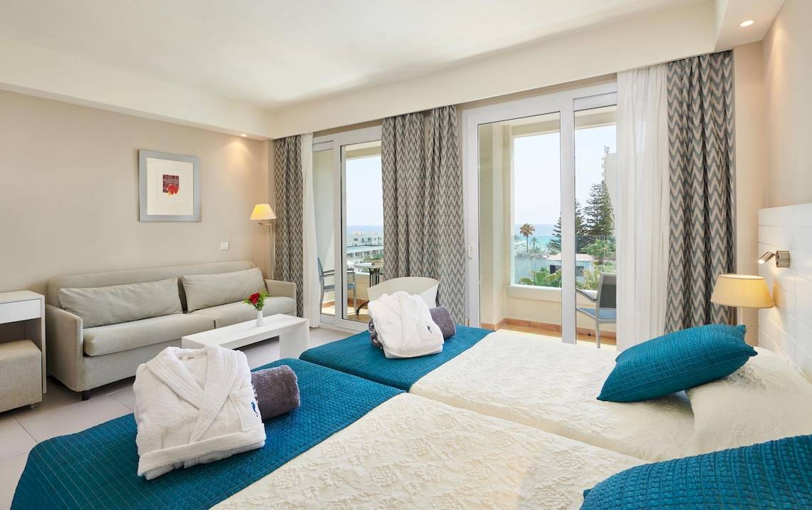 Doppelbett Zimmer mit Meerblick im Hipotels Said Hotel mit Blick auf den Ozean.