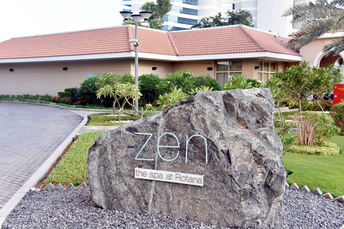 Zen-Spa-Schild am Eingang des Fujairah Rotana Resorts & Spa