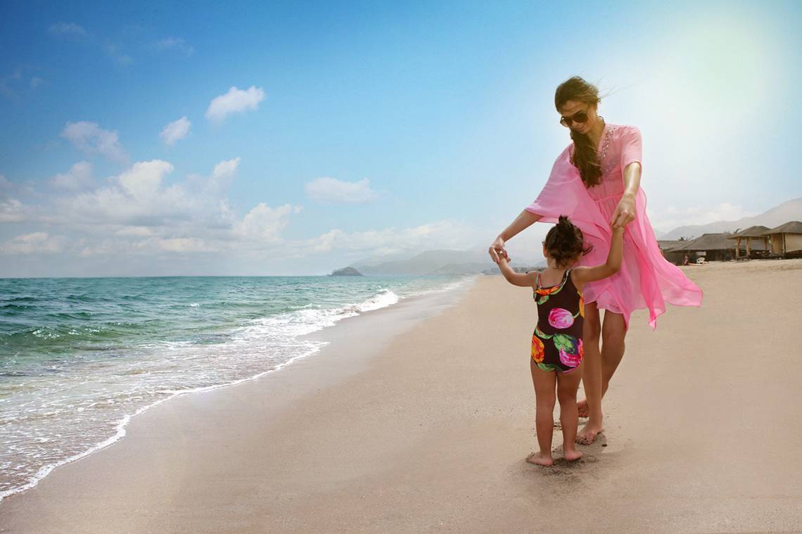 Eine Mutter und Tochter am Strand im Fujairah Rotana Resort & Spa