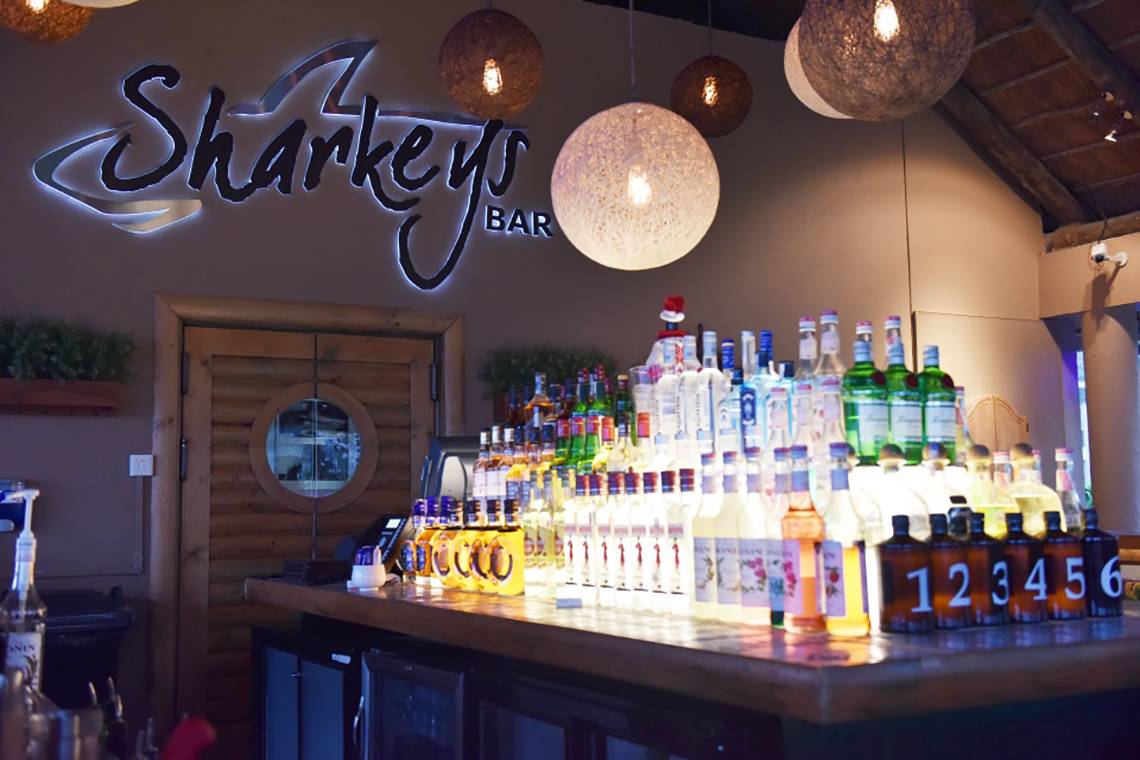 Cocktailbar von Sharkeys Bar mit vielen Getränkeflaschen auf der Theke