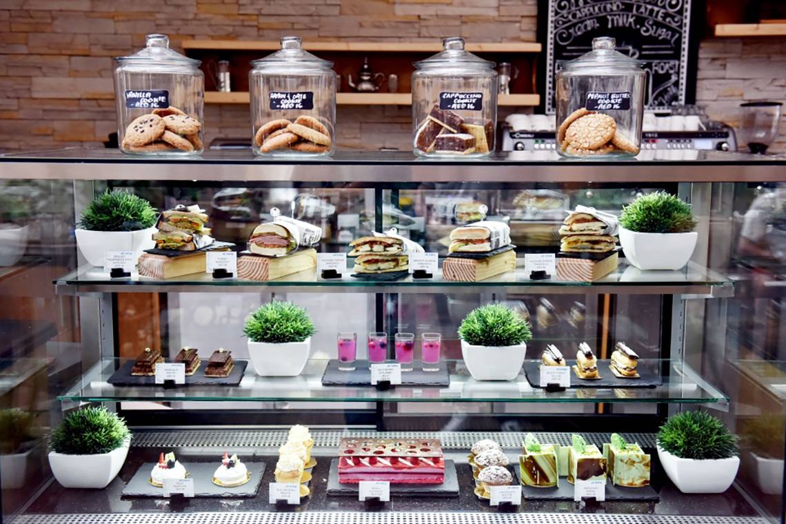 Kuchenbuffet im Fujairah Rotana Resort & Spa mit verschiedenen Kuchen, Keksen und Sandwiches.
