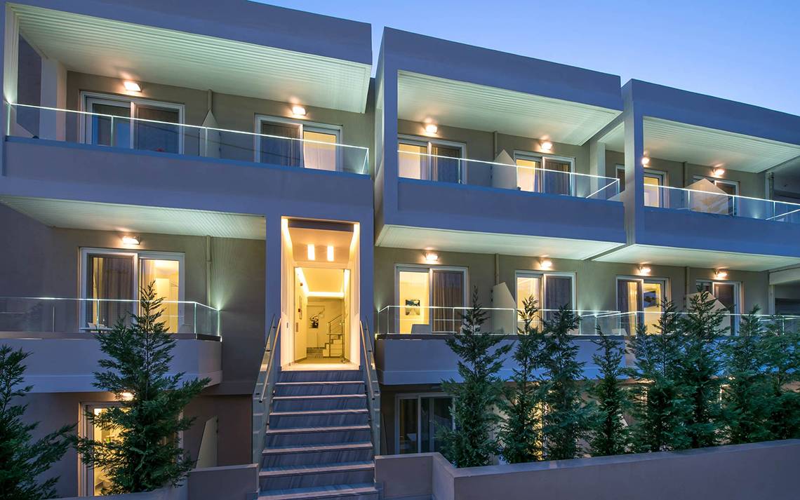Außenansicht des Odyssia Beach Hotels bei Nacht mit beleuchteten Balkonen und Treppen