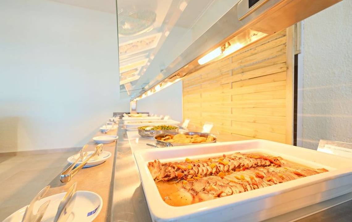 Buffet-Tisch im Azuline Hotel Mar Amantis I & II mit verschiedenen Speisen wie Fleisch, Gemüse und Beilagen.