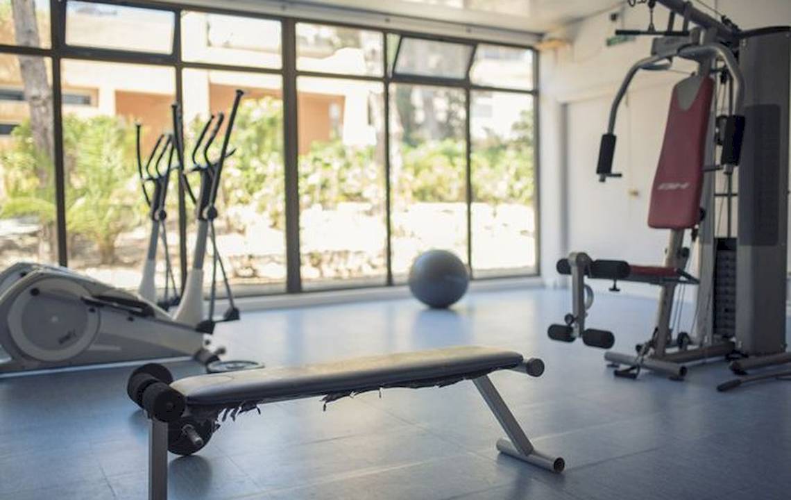 Fitnessbereich im Azuline Hotel Mar Amantis mit Geräten und Fenstern