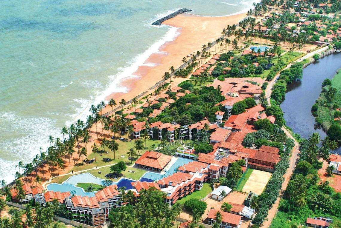 Luftaufnahme des Club Hotel Dolphin mit Pool und Strand