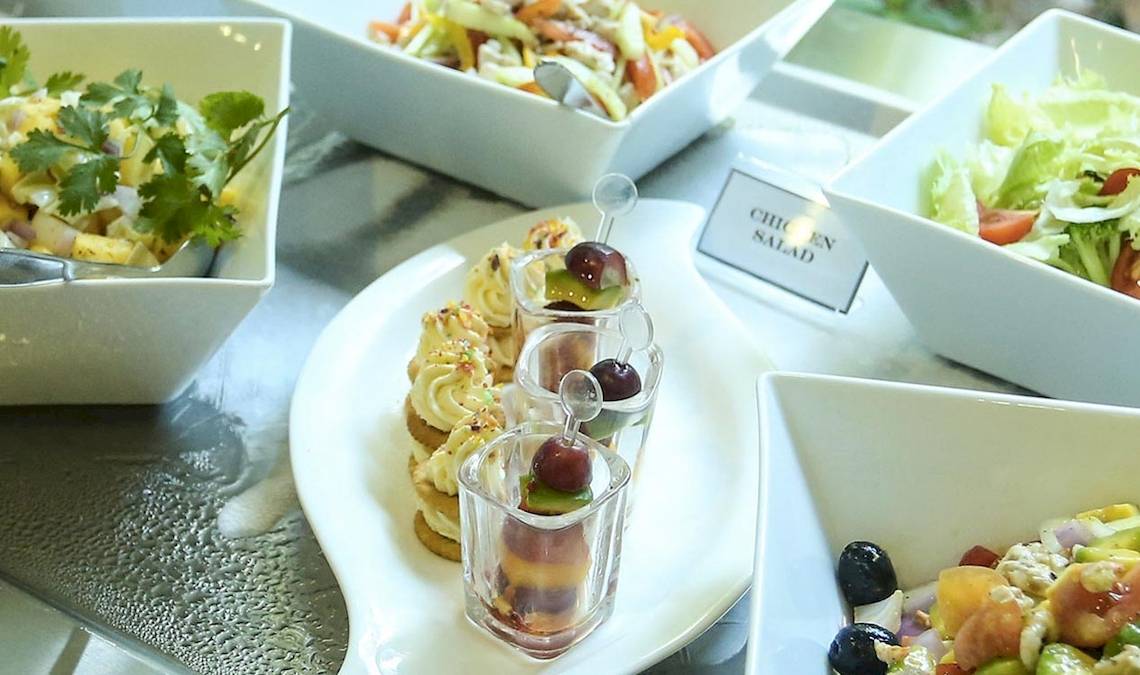 Buffet mit verschiedenen Salaten und Desserts im Club Hotel Dolphin.