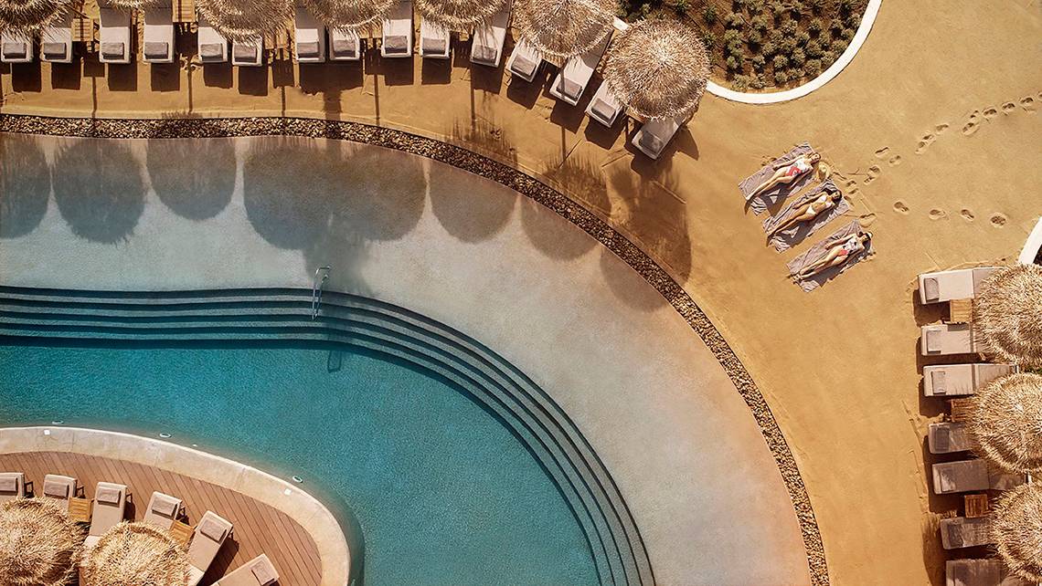 Luftaufnahme des Infinity-Pools und der Liegestühle im Mitsis Norida Beach Hotel.