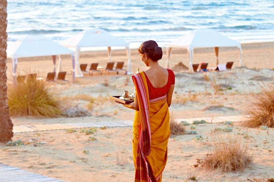 Frau am Strand vor Zelten im Grecotel La Riviera & Aqua Park
