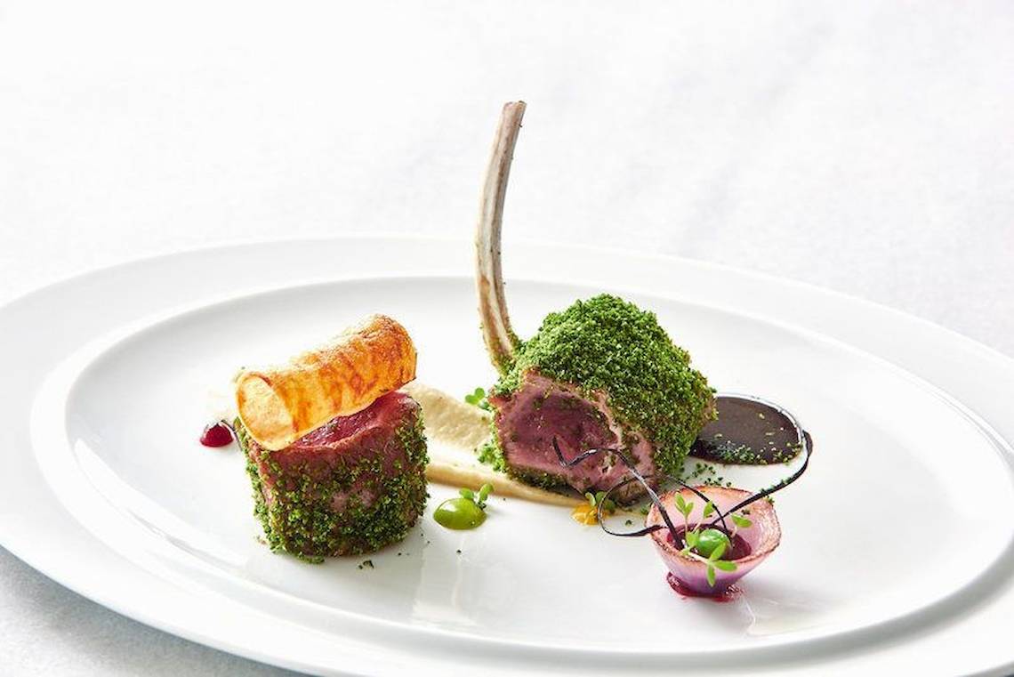 Foto von einem gegrillten Steak-Teller im Grecotel La Riviera & Aqua Park Hotel.