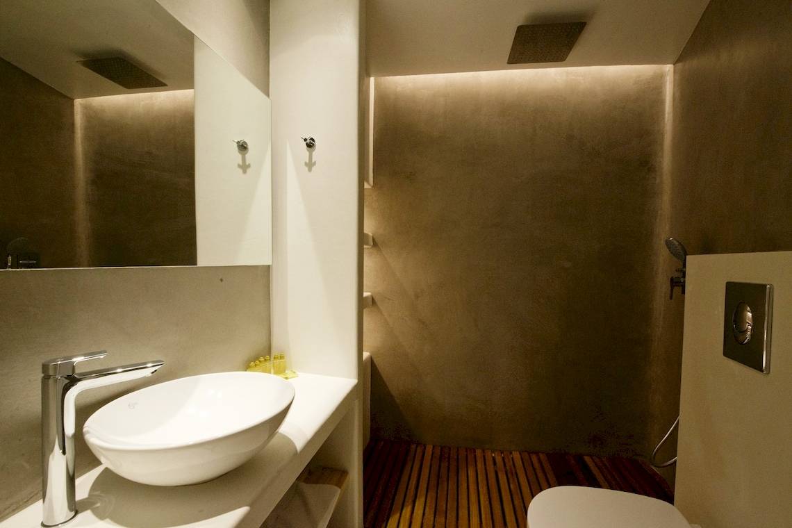 Badezimmer des MykonosView Hotels mit einer weißen Schüssel und einem Spiegel.
