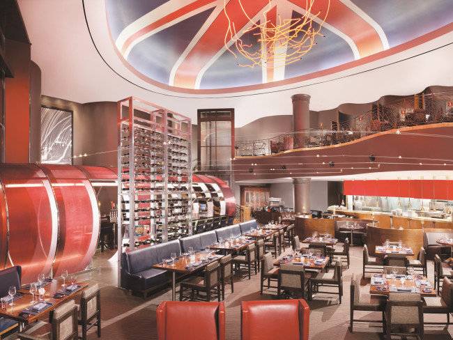 Innenbereich des Paris Las Vegas Hotels mit modernen Möbeln, Tisch und Stühlen.