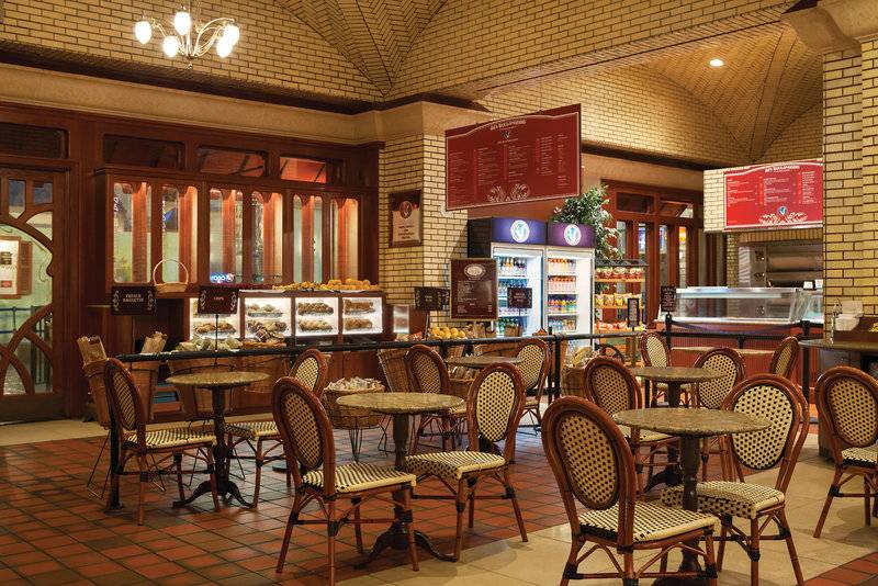 Innenbereich des Paris Las Vegas Hotels mit Cafétischen und Stühlen.