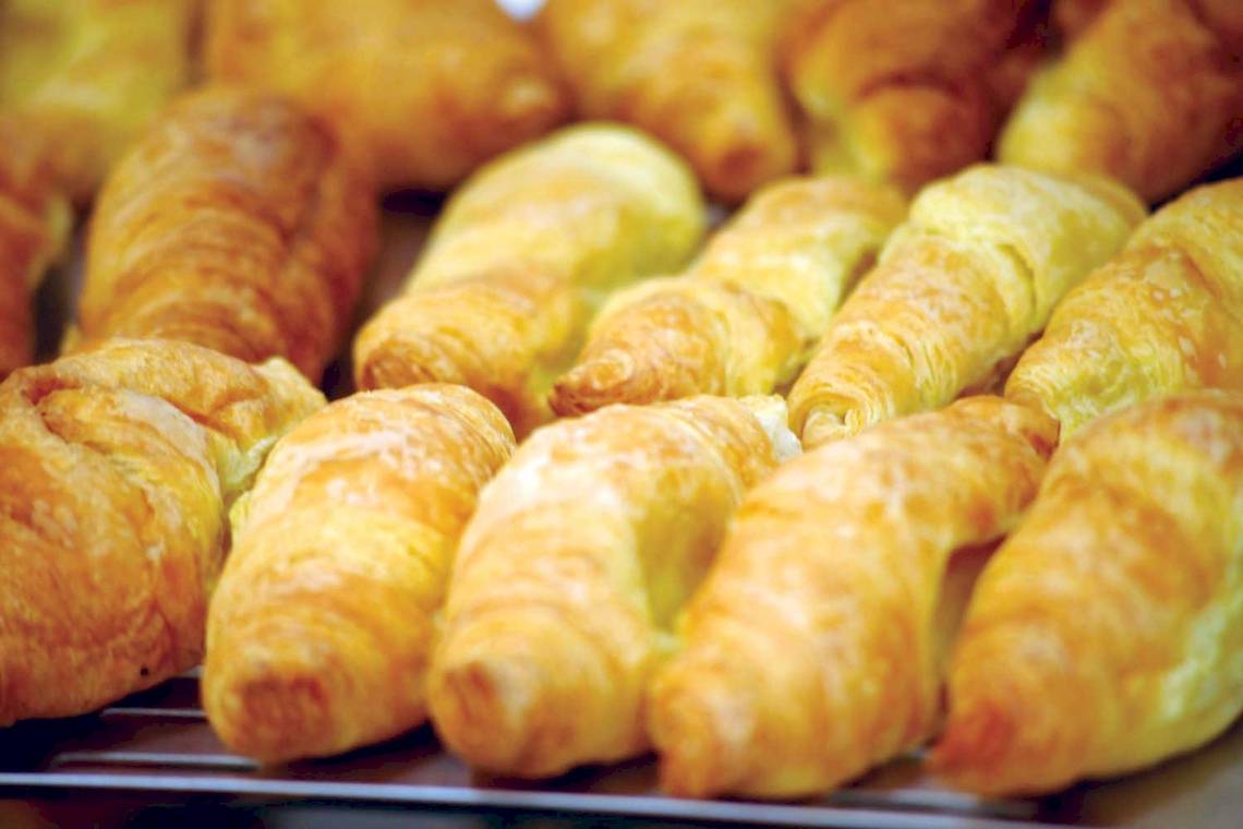 Nahaufnahme von mehreren Croissants auf einem Ablageregal