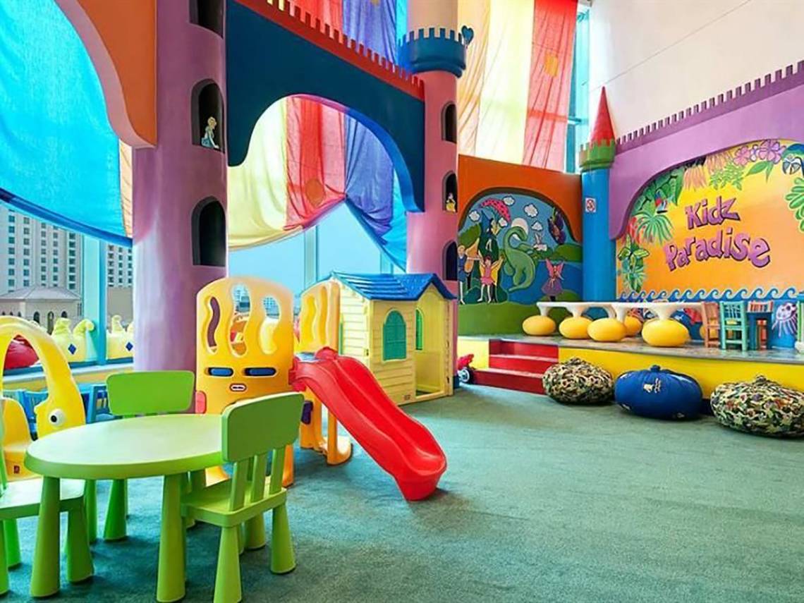 Kinderspielplatz im Hilton Dubai Jumeirah Resort mit bunten Strukturen und Spielgeräten.
