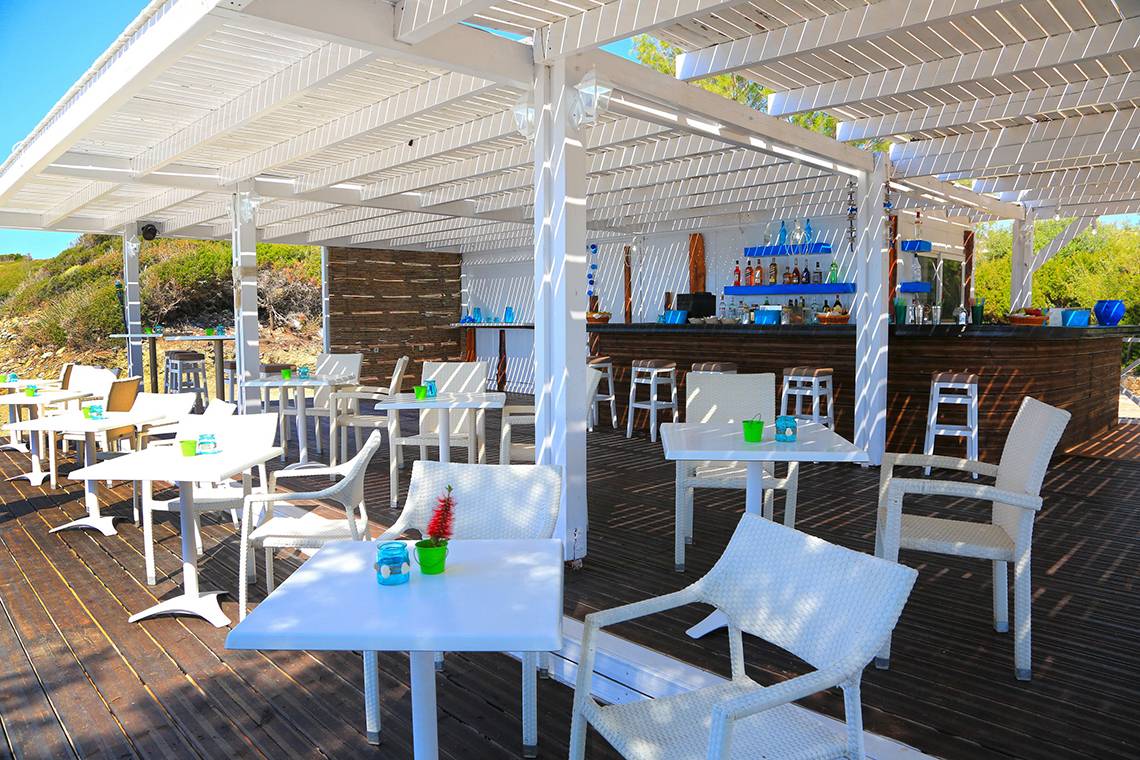 Terrasse des Labranda Kiotari Miraluna Resorts mit weißen Tischen und Stühlen unter einem Pergoladach.