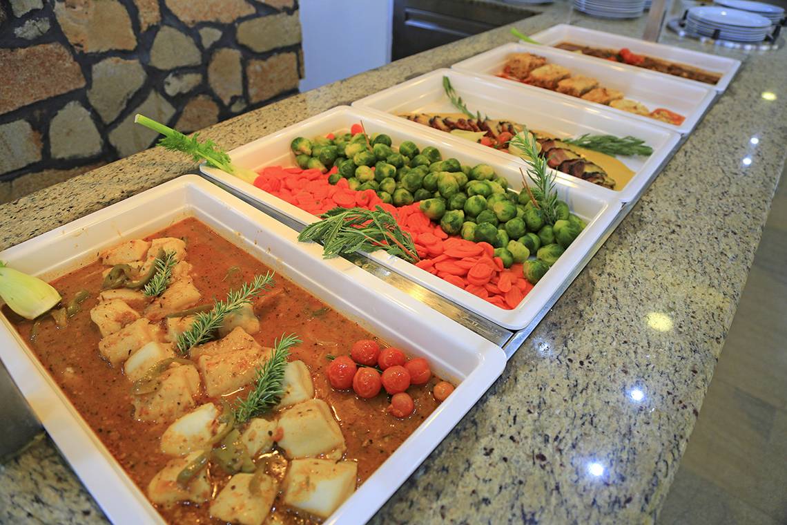 Buffet-Speisen im LABRANDA Kiotari Miraluna Resort mit Fisch, Gemüse und Beilagen.