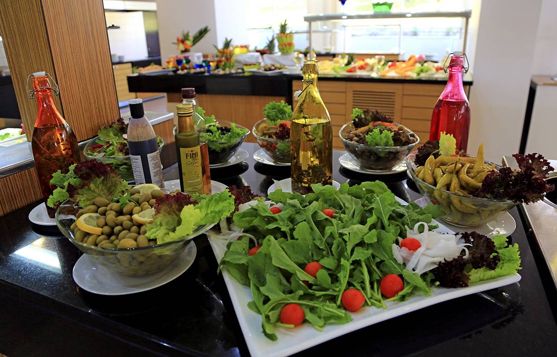 Salatbuffet im LABRANDA Kiotari Miraluna Resort mit verschiedenen Salaten und Oliven.