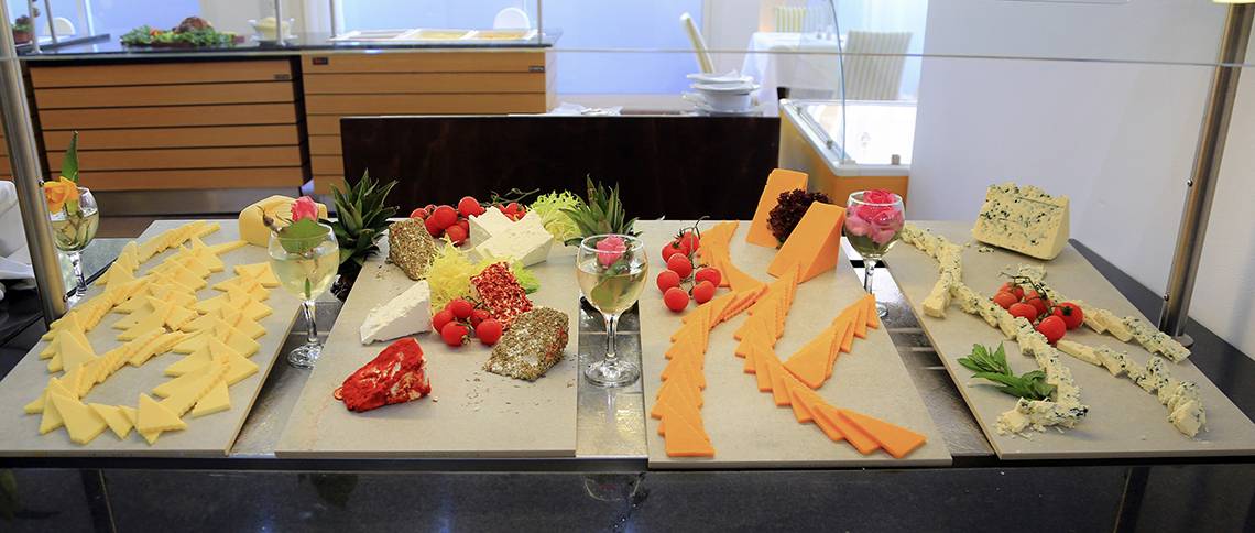 Käsebuffet im LABRANDA Kiotari Miraluna Resort mit verschiedenen Käsesorten, Früchten und Weinen.
