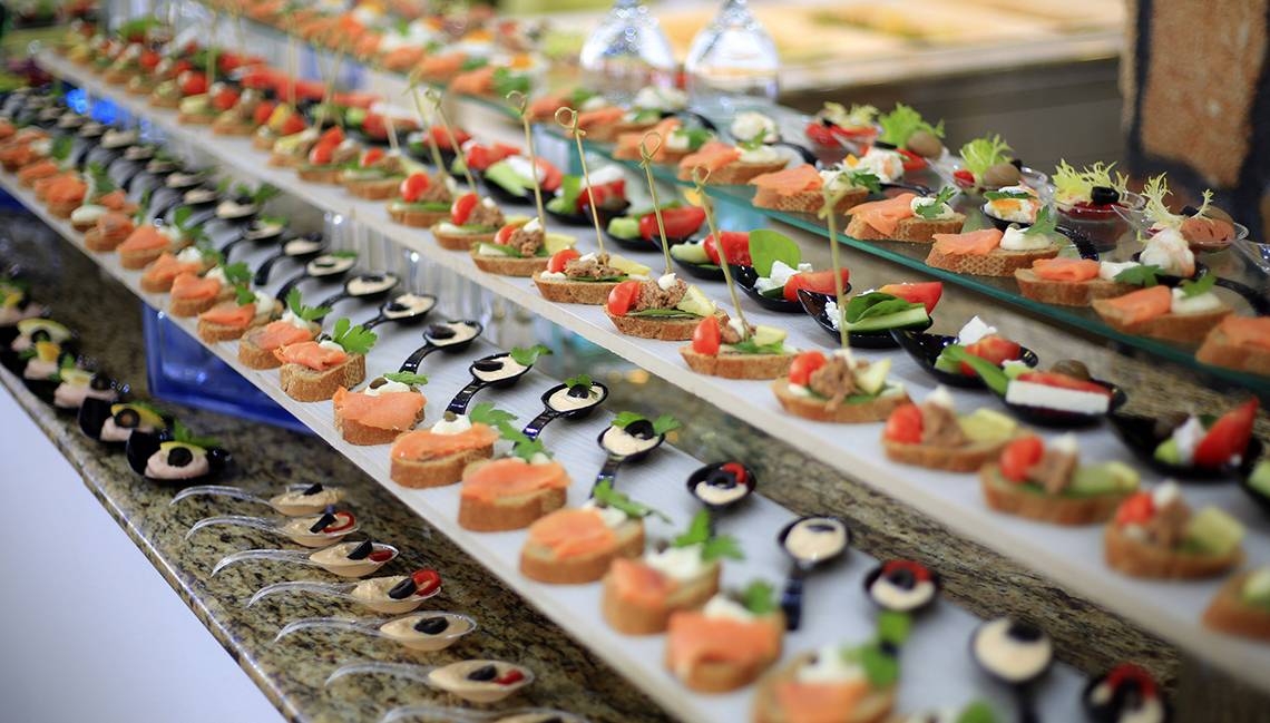 Buffet-Tisch im LABRANDA Kiotari Miraluna Resort mit verschiedenen Vorspeisen und Salaten.