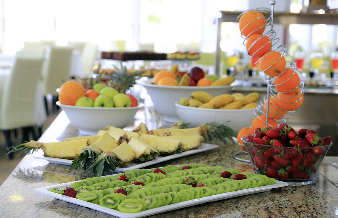 Früchtebuffet im LABRANDA Kiotari Miraluna Resort mit verschiedenen Obstsorten wie Orangen, Äpfeln, Bananen, Ananas und Kiwis.