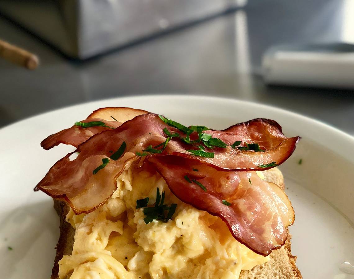 Frühstücksbuffet im Bruskos Hotel & Suites mit Speck und Eiern auf Toast