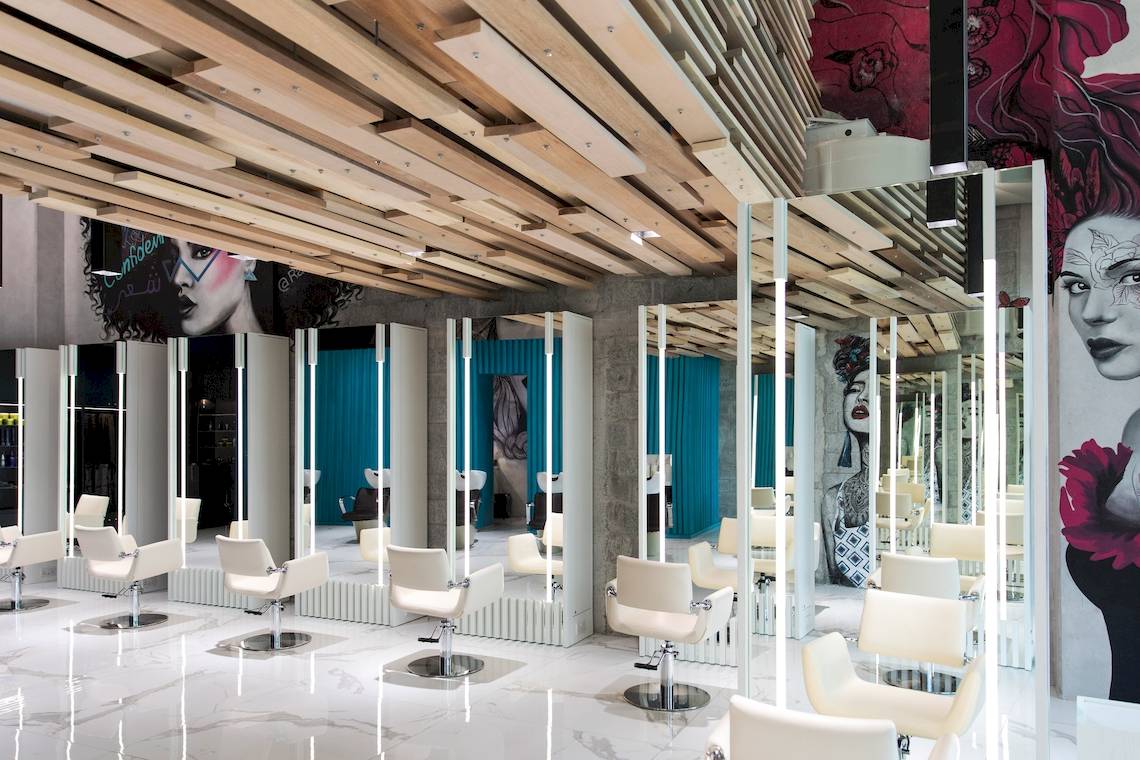 Friseursalon im W Dubai - The Palm mit weißen Stühlen und blauen Vorhängen.