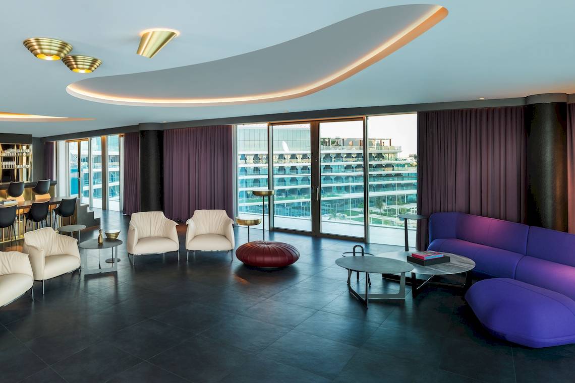 Lobby des W Dubai - The Palm Hotels mit moderner Einrichtung und Aussicht.