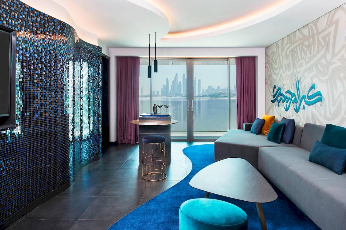 Wohnbereich im W Dubai - The Palm mit Blick auf die Stadt und moderner Einrichtung.