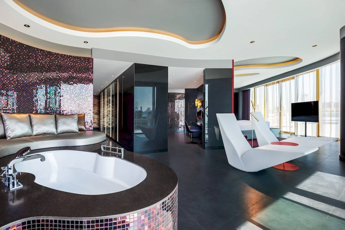 Innenansicht des W Dubai - The Palm Hotels mit moderner Einrichtung und Badewanne.