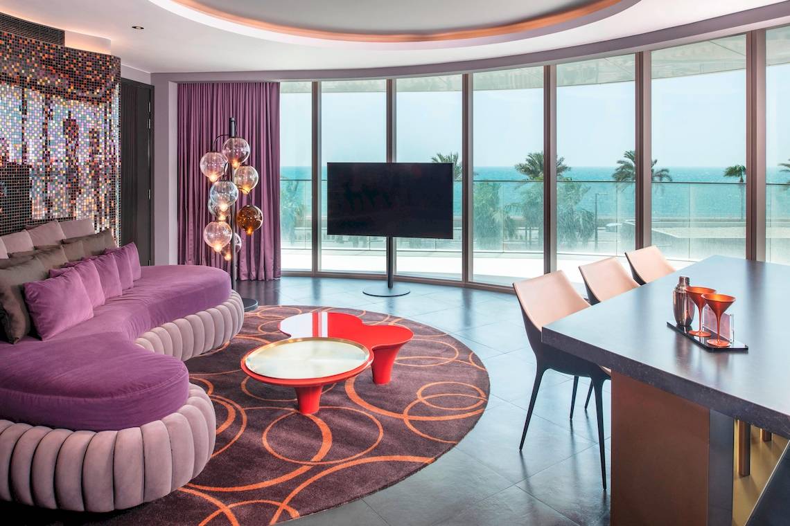 W Dubai - The Palm Hotel Innenraum Wohnzimmer mit großer Couch und Blick aufs Meer