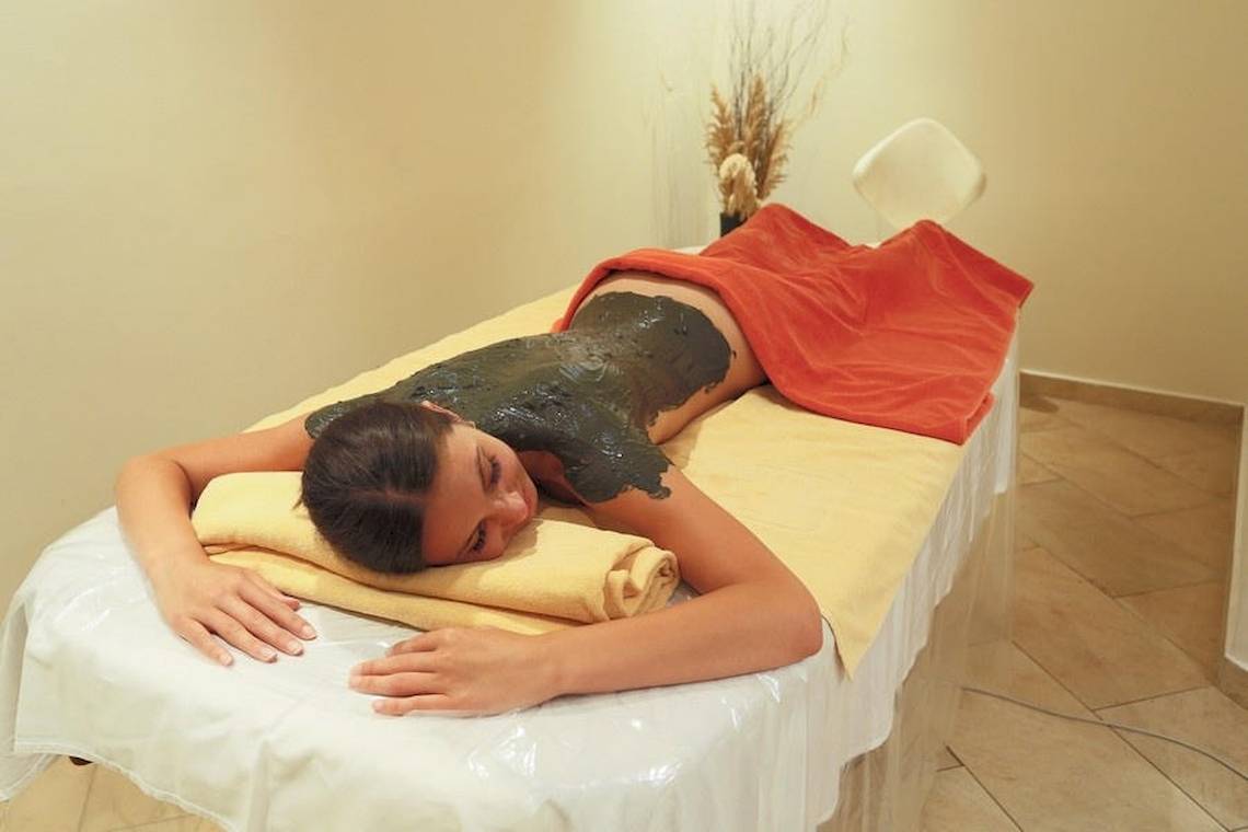 Frau im Riviera Beach Hotel mit schwarzer Schlammmassage