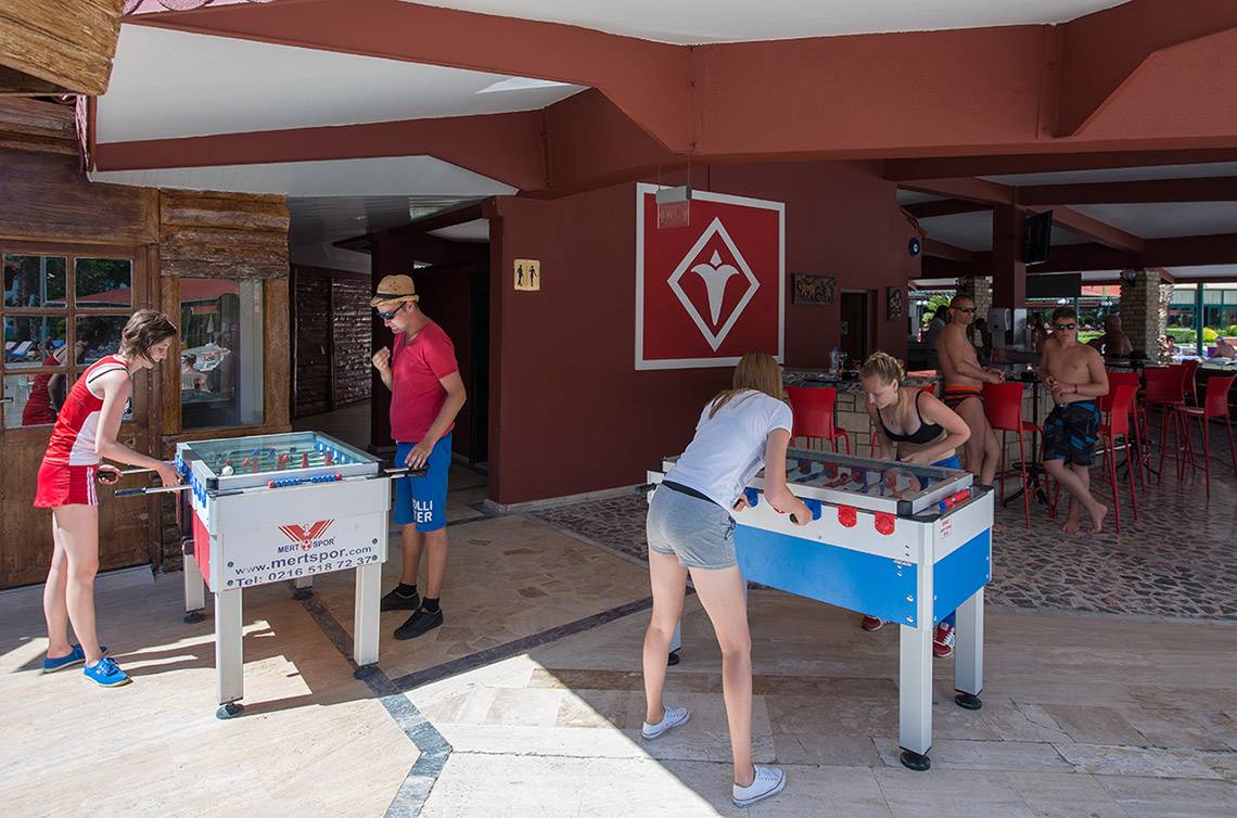 Gäste spielen Foosball im Miramare Queen Hotel.