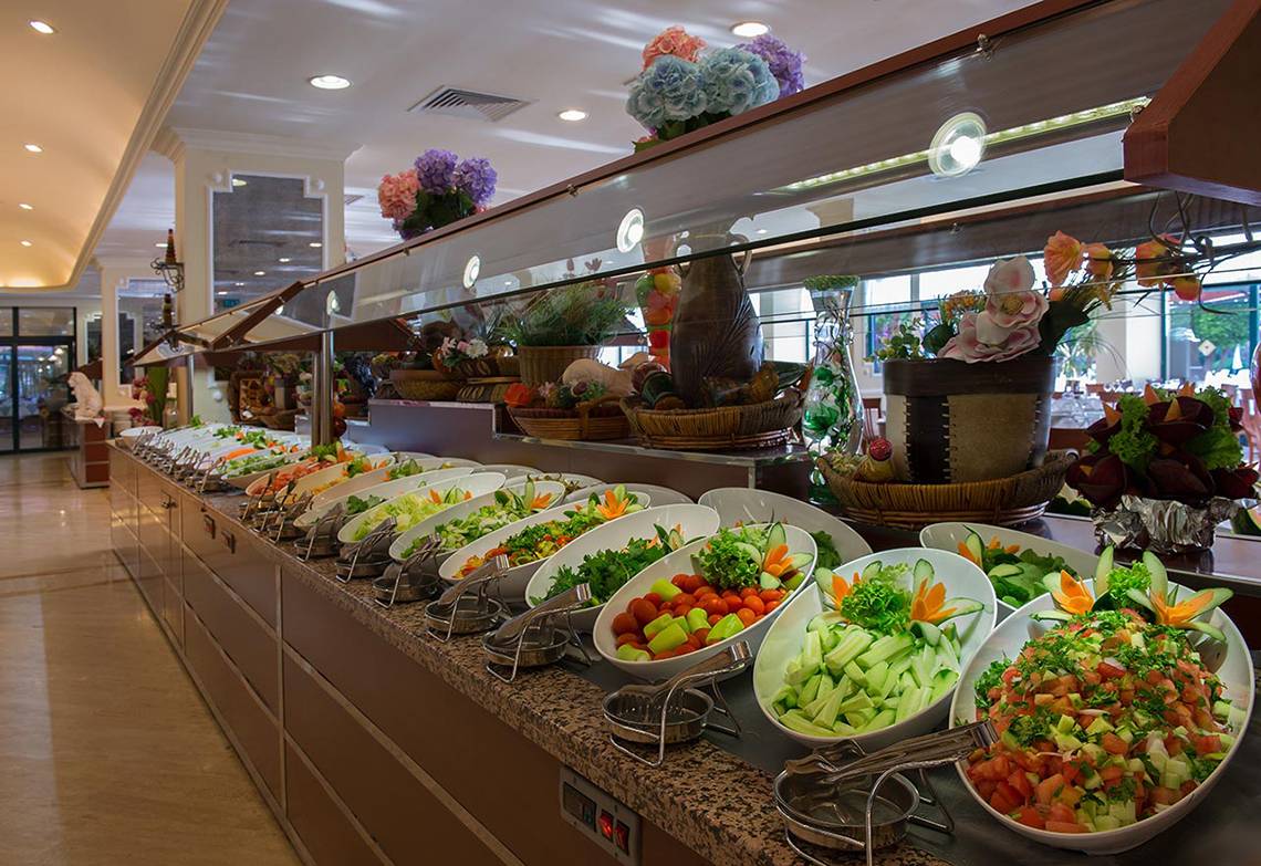 Buffet mit verschiedenen Salaten und Gerichten im Miramare Queen Hotel.