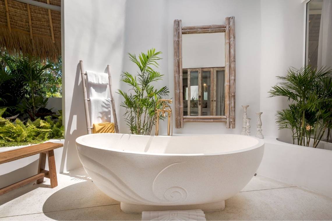 Badezimmer mit freistehender Badewanne und Spiegel im Eden Beach Khao Lak Resort & Spa