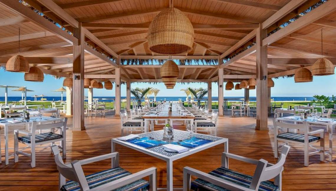 Innenansicht des Restaurants im Jaz Maraya Resort mit Blick auf den Ozean.