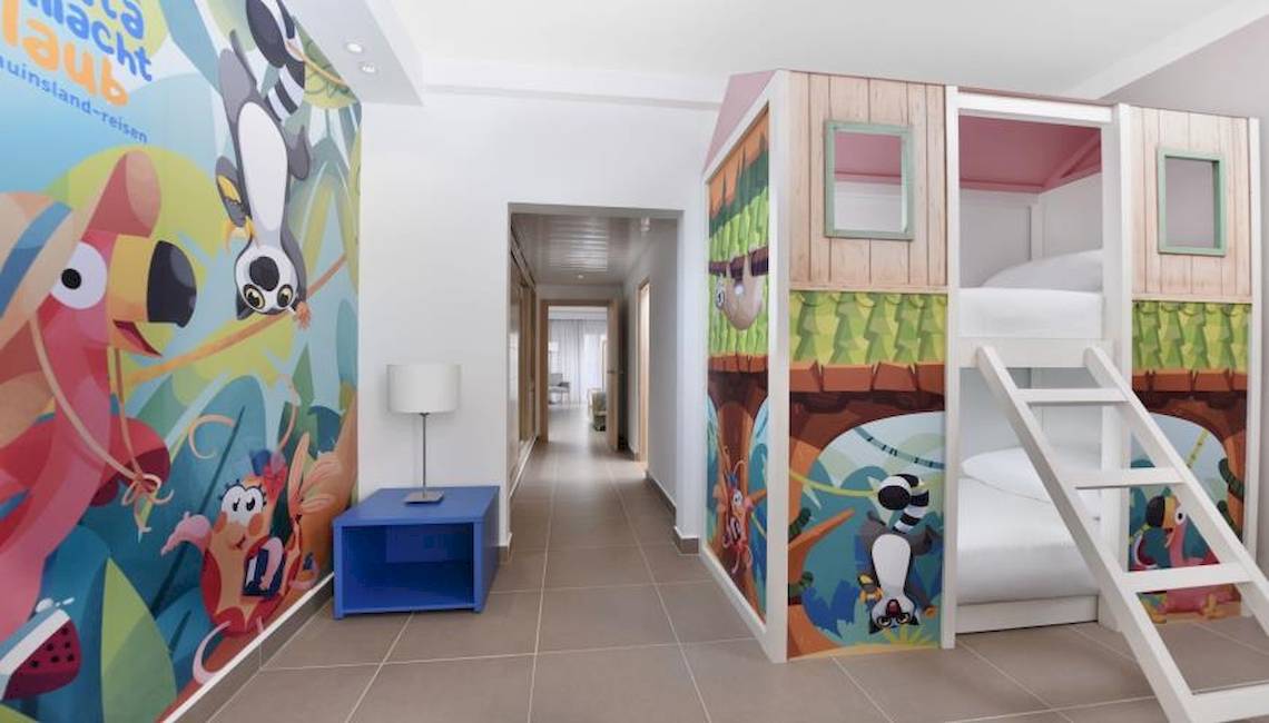 Kinderzimmer im Jaz Maraya Resort mit farbenfrohen Malereien und zwei Etagenbetten.