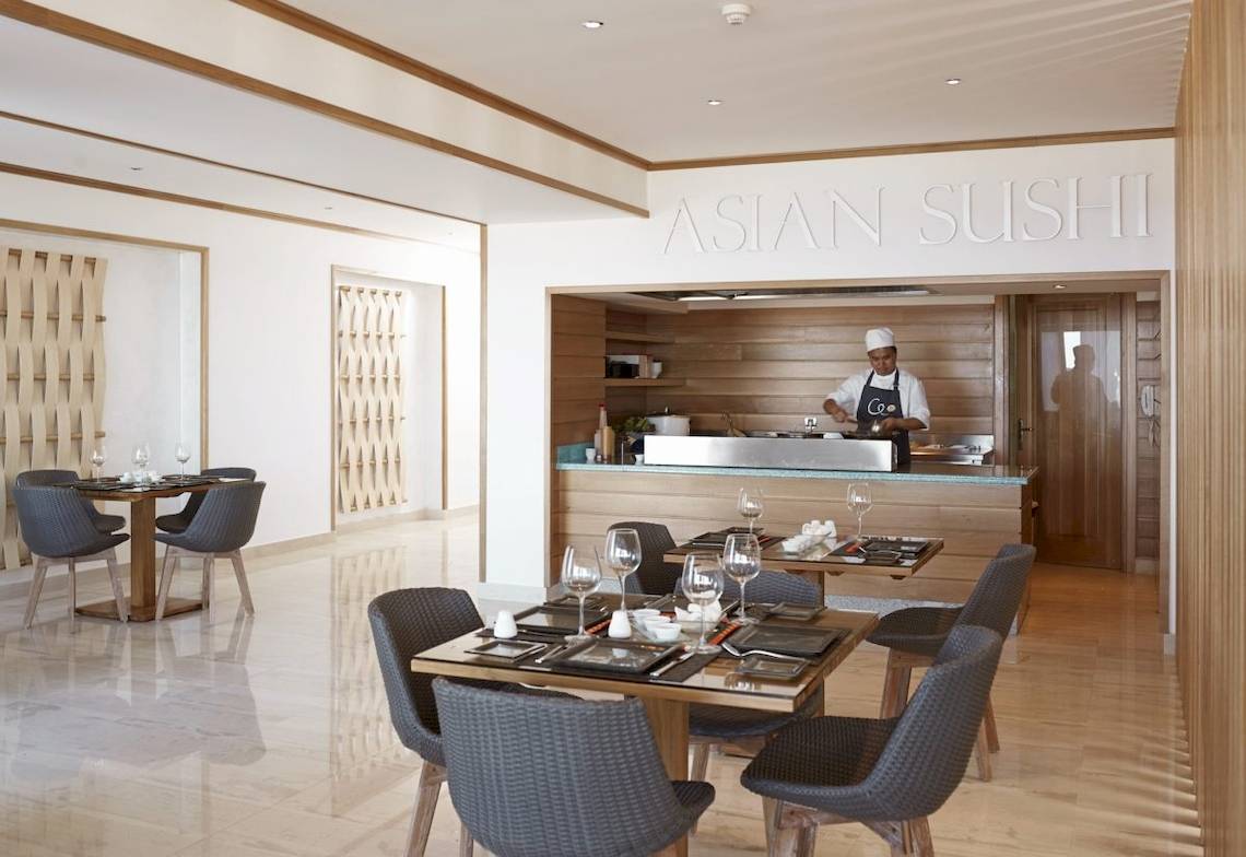 Restaurant des Mitsis Alila Resort & Spa mit asiatischem Sushi-Konzept und Koch am Tresen