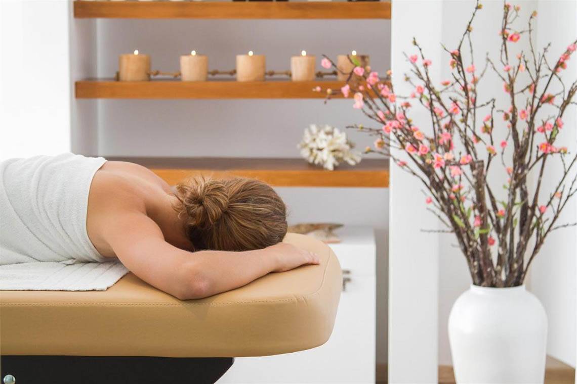 Massage im Wellnessbereich des Peninsula Resort & Spa Hotels
