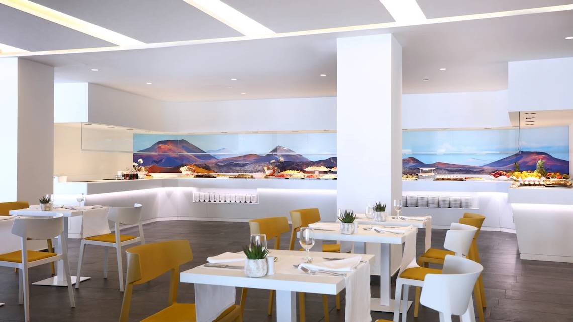 Innenansicht des Restaurants im Iberostar Selection Lanzarote Park mit modernen Möbeln und Berglandschaft im Hintergrund.