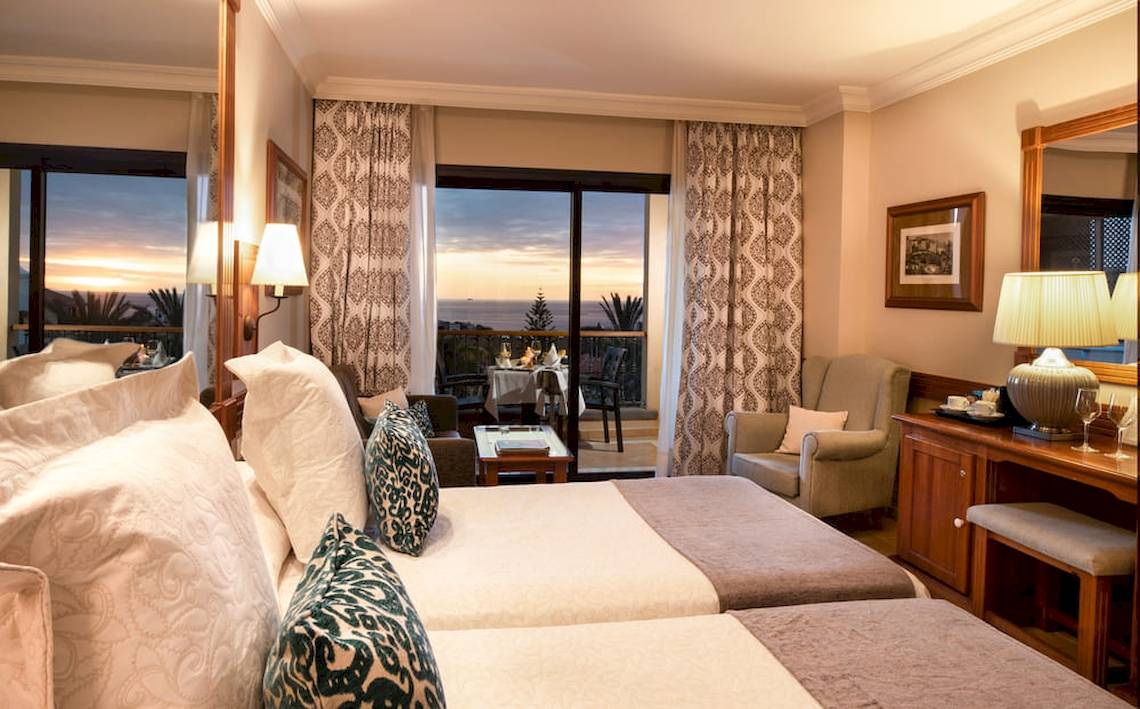 Doppelbettzimmer im GF Gran Costa Adeje Hotel mit Meerblick und Balkon.