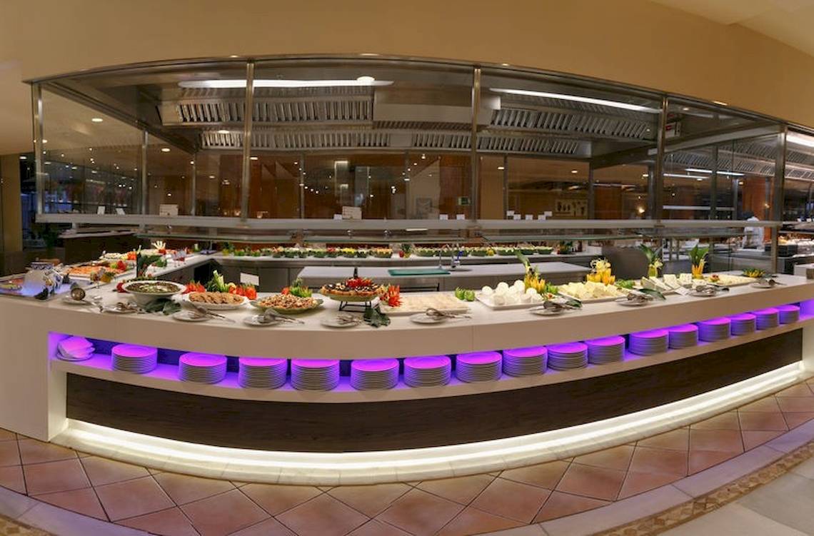Buffetbereich im GF Gran Costa Adeje Hotel mit einer Auswahl an Salaten, Desserts und Fleisch.